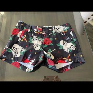Loudmouth ladies golf shorts size 2 excellent Love & Skulls